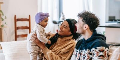 famille avec enfant dans un fauteuil